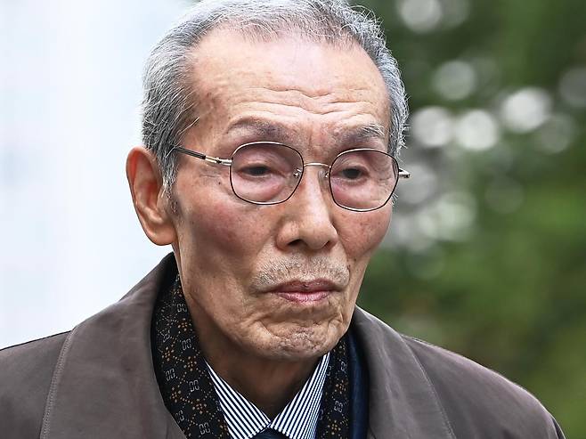 강제추행 혐의로 기소된 원로 배우 오영수 씨가 15일 경기도 성남시 수원지방법원 성남지원에서 열린 선고 공판에 출석하고 있다. 2024.03.15. 뉴시스