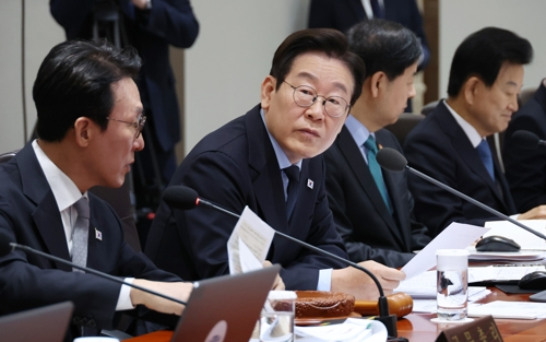 이재명 대통령이 11일 용산 대통령실에서 열린 국무회의를 주재하고 있다. [연합뉴스]