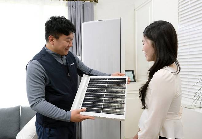 삼성전자서비스 엔지니어가 11일 고객의 에어컨 필터 상태를 확인하고 있다. 삼성전자서비스 제공