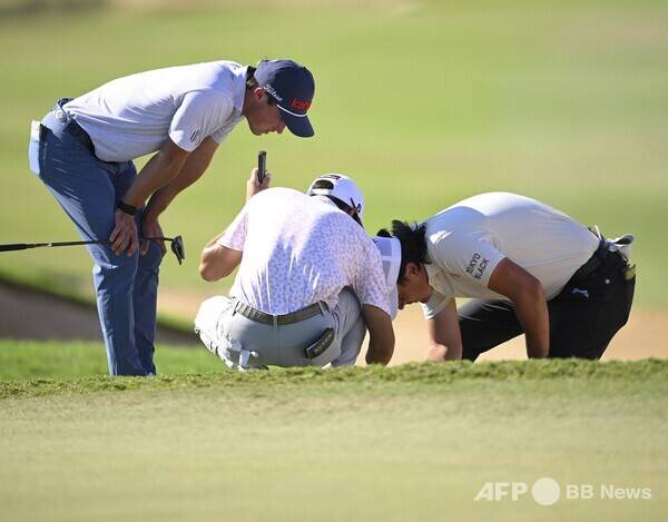칼럼 내용과 관련 없는 참고 사진입니다. 사진은 2025년 11월 멕시코 로스카보스, 디아만테의 엘카르도날에서 열린 미국프로골프(PGA) 투어 월드와이드 테크놀로지 챔피언십 2라운드 6번홀에서 케빈 벨로(미국), 라울 페레다(멕시코), 데이비드 포드(미국)가 함께 공을 점검하는 모습이다. 사진제공=ⓒAFPBBNews = News1 (사진을 무단으로 사용하지 마십시오.)