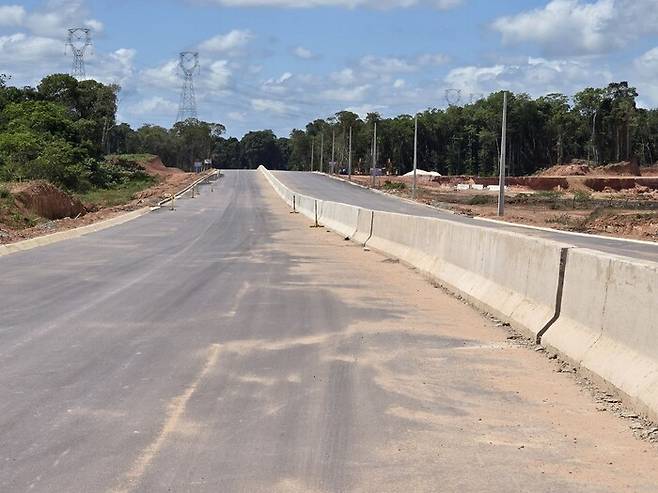 브라질 벨렝 인근 아나닌데우아 지역 아마존 원시림 사이로 ‘아베니다 리베르다데’ 고속도로가 건설 중이다. 옥기원 기자