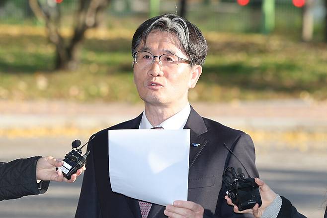 오동운 고위공직자범죄수사처장이 11일 정부과천청사 공수처로 출근하며 취재진 질문에 답하고 있다. 연합뉴스