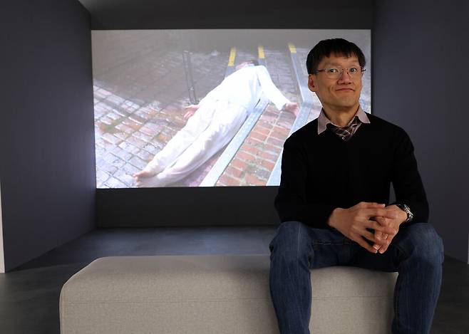 10일 서울 중구 모두미술공간에서 문승현 작가가 자신의 작품 앞에 앉아 있다. 김태형 기자 xogud555@hani.co.kr