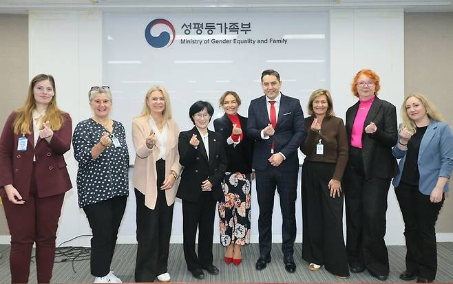 지난달 31일 원민경 성평등가족부 장관이 유럽의회 여성의권리및성평등위원회(FEMM) 방한의원단 면담을 마치고 기념촬영을 하고 있다. 성평등가족부 제공