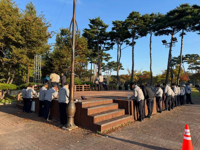 경주 APEC 정상회의 기간 경주월드 주차장 내 나무덱에 도시락을 놓고 서서 식사하는 경찰관들. 전국경찰직장협의회 제공