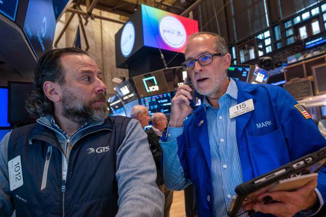 미국 뉴욕증권거래소(NYSE) 트레이더들이 7일 업무를 하고 있다. 뉴욕=AFP 연합뉴스