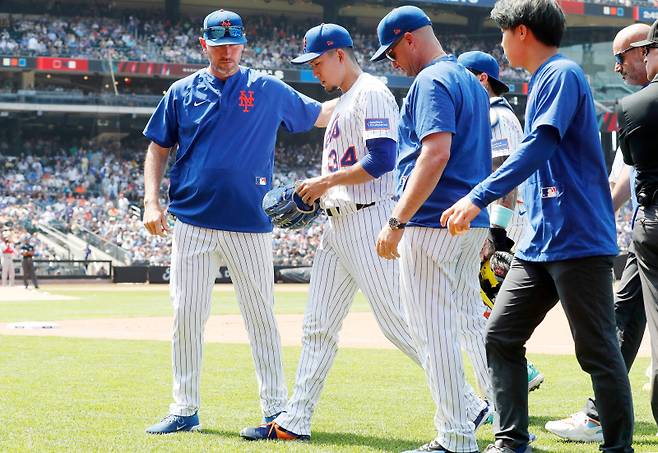 <yonhap photo-1306="">지난 6월 워싱턴전에서 부상으로 교체되는 센가 고다이. [AFP=연합뉴스]</yonhap>