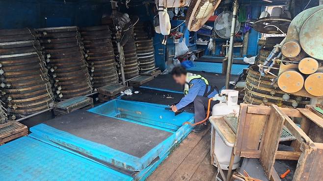 오늘(11일) 오전 가스 폭발 사고가 발생한 어선 (제주소방안전본부 제공)