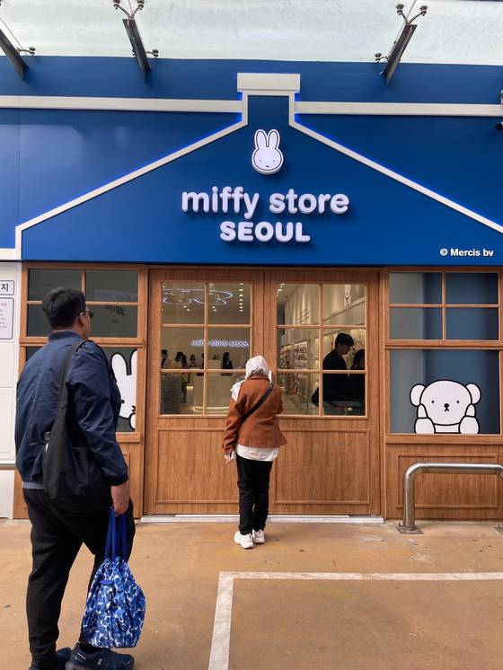 최근 서울 성수동에 문을 연 미피스토어 서울 전경. 서울의 감성에 초점을 맞춘 외관 디자인이다. 김세린