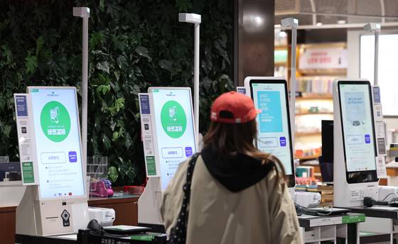 서울 시내 한 대형서점에서 설치된 키오스크 모습. 뉴스1