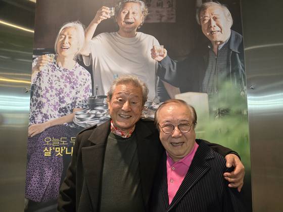 영화 '사람과 고기'의 주연 배우 박근형(왼쪽)과 장용. 영화에서 둘은 폐지 줍는 노인을 연기했다. 정현목 기자