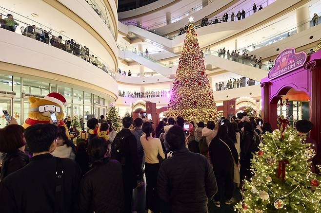 경방 타임스퀘어가 ‘Merry & Bright’를 주제로 자체 캐릭터 탐스프렌즈와 협업해 꾸며진 초대형 크리스마스트리를 공개했다. [사진 경방 타임스퀘어]