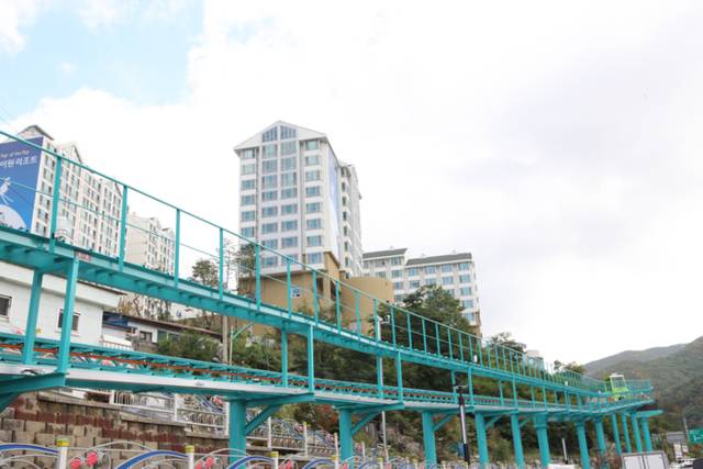 ▲ 정선군은 시설 노후로 인한 급정지와 잦은 고장 등으로 안전사고 위험이 높은 고한 모노레일을 철거하고 대체 통행로를 조성한다.