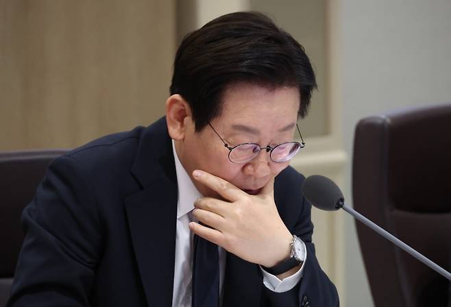 ▲ 이재명 대통령이 4일 용산 대통령실에서 열린 국무회의에서 자료를 살펴보며 부처별 업무보고를 받고 있다 [연합뉴스]&nbsp;