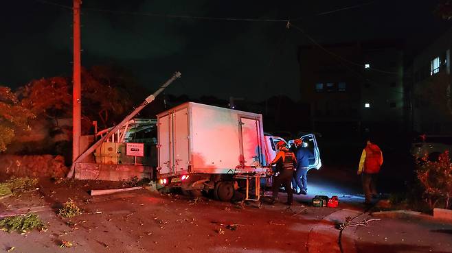 어제(10일) 새벽 2시 10분쯤 제주시 오라2동의 한 도로에서 발생한 사고 (화면제공 : 제주도소방안전본부)