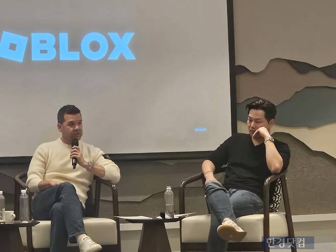 왼쪽부터 제렛 웨스트 로블록스 글로벌 CMO,  리차드 채 로블록스코리아 대표가 11일  서울 강남구 신사동 안다즈 호텔에서 파이어사이드 챗을 열고 로블록스와 관련된 한국 게임 시장에 대해 설명하고 있다. 사진=박수빈 기자
