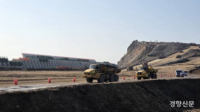 정부가 2028년 개항을 추진 중인 울릉공항의 지난 6일 공사 현장. 중장비 차량 뒤로 왼쪽에는 활주로가 조성될 부지가 오른쪽에는 절반 이상 깎인 가두봉이 보인다. 공사가 끝나면 가두봉은 완전히 평탄화된다. 최미랑 기자