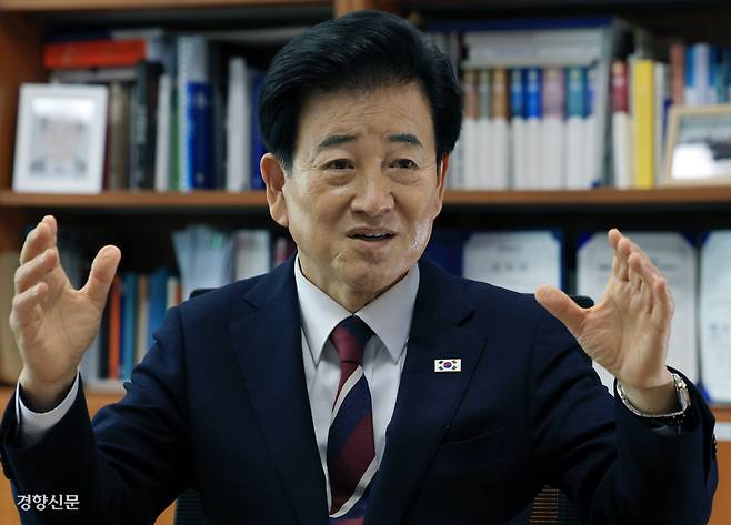 정동영 통일부 장관이 7일 서울 여의도 국회 의원회관에서 경향신문과 인터뷰하고 있다. 정 장관은 이날 인터뷰에서 “지금 남북의 공통 키워드는 평화 공존”이라며 “평화체제 구축 과정에서 핵문제 해결을 함께 논의해야 하지만, 비핵화 목표는 입구가 아닌 출구로서 장기적 과제라는 점에 유의해야 한다”고 말했다. 서성일 선임기자