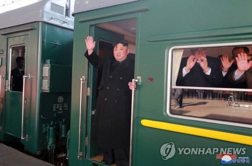 김정은 북한 국무위원장(사진)은 도널드 트럼프 미국 당선인을 만나기 위해 2019년 2월23일 평양에서 열차를 타고 베트남 하노이까지 60여 시간을 이동헤 2월 27∼28일 2차 북미정상회담을 했다. 그러나 영변 핵시설 해체와 대북 제재 완화의 맞교환을 제시한 김 위원장과 ‘영변 플러스’ 시설의 해체를 요구한 트럼프 당선인이 이견을 좁히지 못해 협상은 결렬됐다. / 연합뉴스