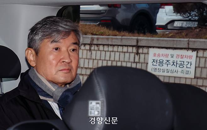 조태용 전 국가정보원장이 11일 서울 서초구 서울중앙지법에서 구속 전 피의자 심문을 마치고 청사를 빠져나가고 있다. 이준헌 기자