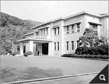 The old Blue House building, which was constructed in 1939 by the Japanese colonial regime, is seen in a photo taken in 1966. [NATIONAL ARCHIVES OF KOREA]