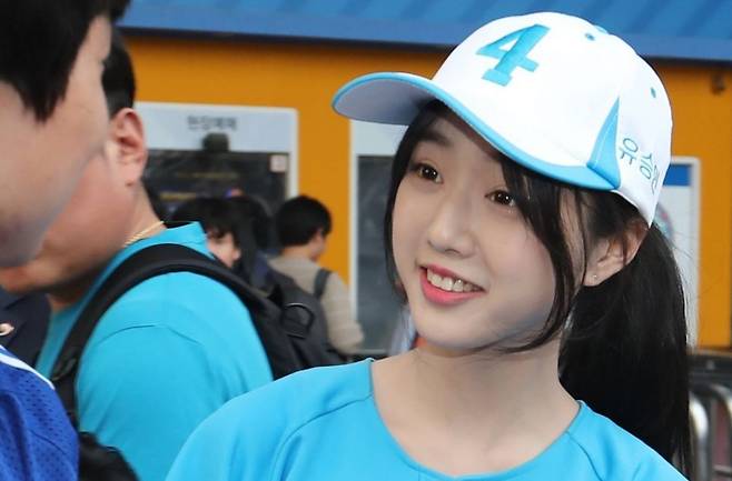 2017년 당시 유승민 대선후보의 선거운동을 지원하고 있는 유담 인천대 무역학부 교수. 연합뉴스