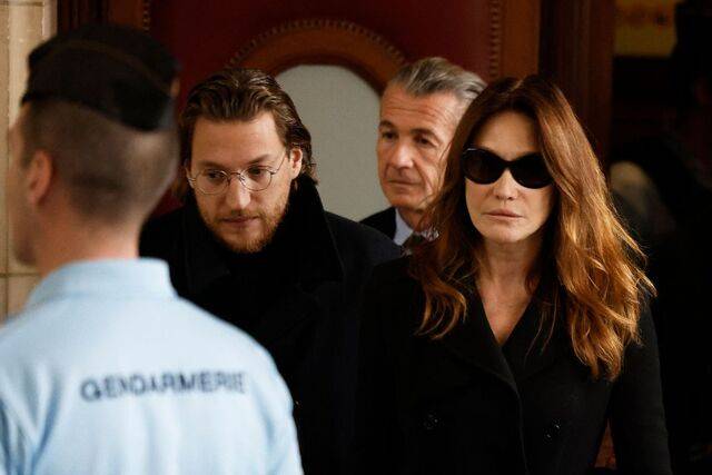 니콜라 사르코지 전 프랑스 대통령이 석방된 10일(현지시간) 부인 카를라 브루니(오른쪽) 여사와 차남 장이 파리 항소법원에서 심리를 방청한 뒤 법정을 떠나고 있다. 아래쪽 사진은 교도소에서 출발해 자택에 도착한 차량에서 내리는 사르코지 전 대통령.  AFP, 로이터연합뉴스