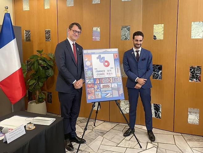 필립 베르투 주한 프랑스 대사(왼쪽)와 주한 프랑스 문화원장 피에르 모르코스가 11일 서울 충정로 합동 소재 프랑스 대사관저에서 열린 기자회견에서 내년에 열릴 한ㆍ불 수교 140주년 기념행사 공식 포스터를 공개하고 있다. 연합뉴스