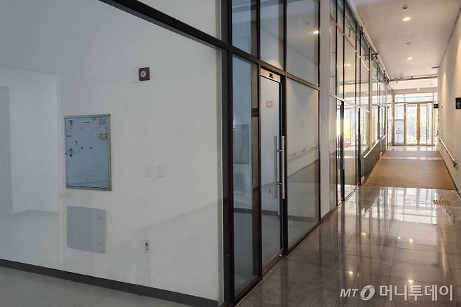 지난 10일 오후 경기 김포시 G 지식산업센터 1층 복도. 1층 상가 호실이 줄줄이 비어 있었다. 청구동새마을금고 불법대출 사건의 핵심 브로커인 50대 남성 A씨가 담보로 이용한 부동산이다. /사진=김미루 기자.