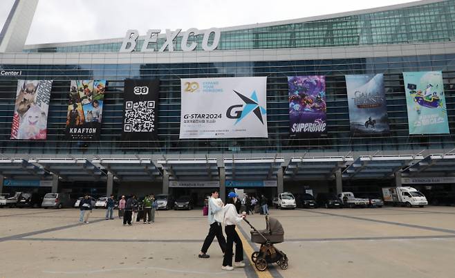 국내 최대 게임전시회인 '지스타 2024'를 하루 앞둔 2024년 11월 13일 오후 부산 해운대구 벡스코 광장에 시민들이 오가고 있다. /사진=뉴스1