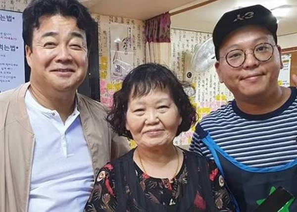 '백종원의 골목식당'에 출연했던 포방터 홍탁집 사장 권상훈씨가 블루리본 선정 소식을 전했다. 사진은 백종원과 홍탁집 권상훈씨 어머니, 권상훈씨 모습. /사진=SNS 캡처