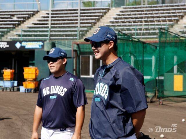 NC 다이노스 김정호(오른쪽)와 이희성./NC 다이노스