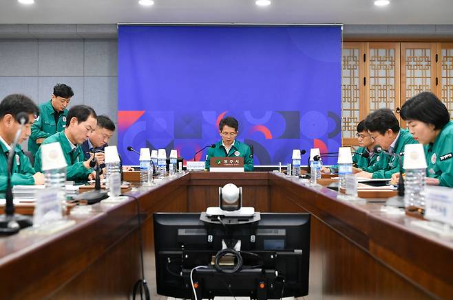 유정근 영주시장 권한대행이 2026학년도 대학수학능력시험 지원관련 회의를 주재하고 있다.[영주시 제공]