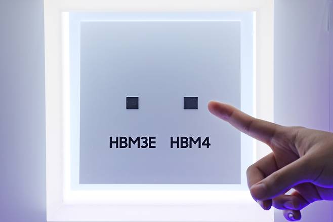 삼성전자 6세대 고대역폭 메모리인 HBM4와 HBM3E 실물  [연합]