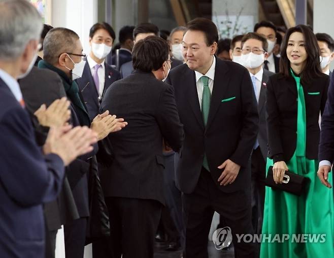 윤석열 전 대통령 부인 김건희 여사가 지난 2023년 1월 문화예술인 신년인사회에서 로저비비에 클러치백을 손에 쥔 모습. [연합]