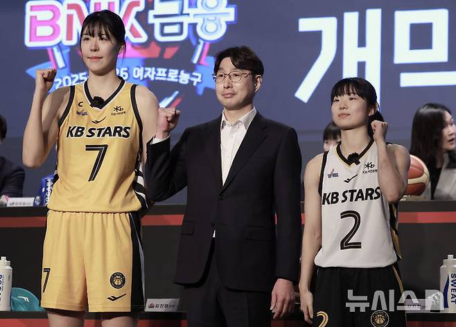 [서울=뉴시스]  チョン・ビョンヒョク記者=10日、ソウル市江西区のメイフィールドホテルで開かれたBNKフィナンシャル2025-2026女子プロバスケットボール開幕メディアデーでKBスターズのキム・ワンス監督、カン・イスル、パク・ジスがポーズを取っている。 2025.11.10。 jhope@newsis.com