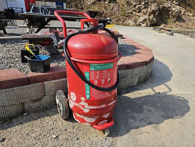 [태안=뉴시스] 김덕진 기자=지난 6일 충남 태안 가의도 선착장 부근에 주민들이 바다에서 떠내려온 중국산 대형 소화기를 주워 주변 펜션 앞에 비치해 논 모습. 주민들에 따르면 소화기는 작동에 아무 지장이 없는 상태다. 2025.11.11. spark@newsis.com *재판매 및 DB 금지