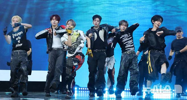 [서울=뉴시스] 김혜진 기자 = 그룹 클로즈 유어 아이즈가 11일 오후 서울 강서구 SBS 공개홀에서 열린 세 번째 미니앨범 '블랙아웃' 발매 기념 쇼케이스에서 무대를 선보이고 있다. 2025.11.11. jini@newsis.com