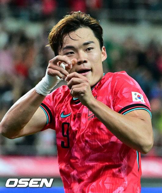 [OSEN=서울월드컵경기장, 조은정 기자]홍명보 감독이 이끄는 대한민국 대표팀과 파라과이의 A매치 평가전이 14일 오후 서울월드컵경기장에서 열렸다.'남미 강호' 파라과이는 지난 10일 일본 원정에서 2-2 무승부를 거두고 온 팀이다. 이번 경기는 홍명보호의 2026 북중미 월드컵 포트 배정을 두고도 중요한 일전이다.&nbsp;현재 한국은 오스트리아, 호주, 에콰도르와 치열한&nbsp;포트 2 막차 경쟁을 벌이고 있다.대한민국의 두 번째 골을 넣은 오현규가 세리머니를 하고 있다. 2025.10.14 /cej@osen.co.kr