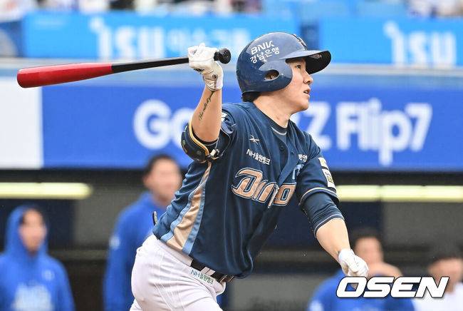 [OSEN=대구, 이석우 기자] 7일 대구 삼성라이온즈파크에서 2025 신한 SOL뱅크 KBO 와일드카드 결정전 삼성 라이온즈와 NC 다이노스의 경기가 열렸다. 홈팀 삼성은 로건이 방문팀 NC는 원태인이 선발 투수로 출전했다.NC 다이노스 박민우가 4회초 우익수 앞 안타를 치고 있다. 2025.10.07 / foto0307@osen.co.kr