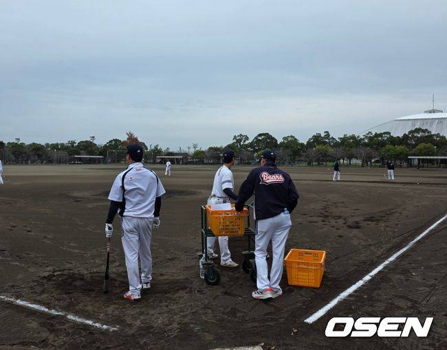 [OSEN=미야자키(일본), 이후광 기자] 김원형 감독, 손지환 코치, 서예일 코치가 디펜스 데이 훈련을 실시하고 있다 / backlight@osen.co.kr