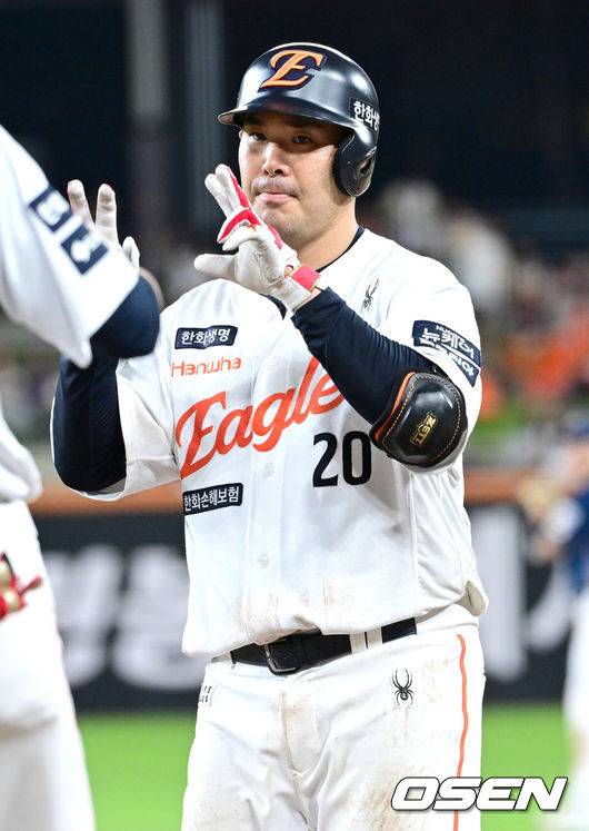 [OSEN=대전, 최규한 기자] 8회말 1사 주자없는 상황 한화 이재원이 안타를 날리고 1루에서 기뻐하고 있다. 2025.09.03 / dreamer@osen.co.kr