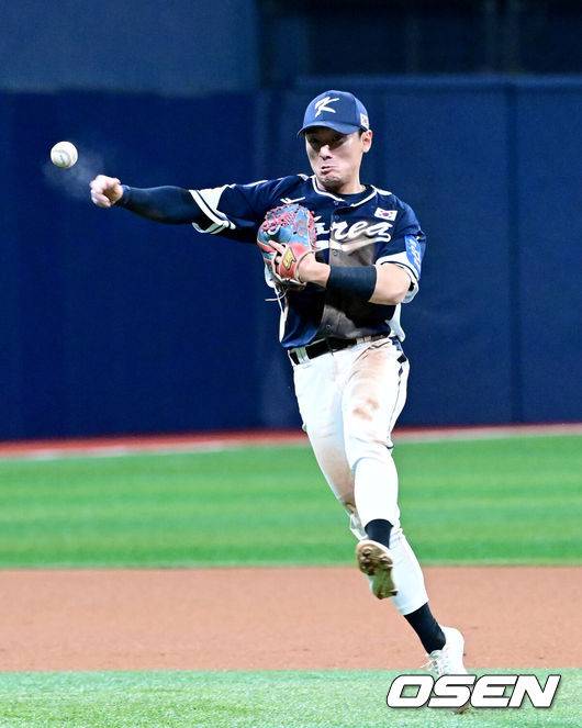 [OSEN=고척, 최규한 기자] 9일 서울 구로구 고척스카이돔에서 ‘2025 NAVER K-BASEBALL SERIES’ 대한민국 야구 대표팀과 체코 야구 대표팀의 평가전이 열렸다.한국은&nbsp;9일 2025 K-베이스볼 시리즈 체코 대표팀과의 경기에 이어 오는&nbsp;15일과 16일 양일에 걸쳐 도쿄돔에서 일본 대표팀과 2경기를 치른다.&nbsp;1회말 1사 1사 주자없는 상황 체코 에스칼라의 땅볼 타구를 잡은 한국 2루수 신민재가 1루로 송구하고 있다. 2025.11.09 / dreamer@osen.co.kr