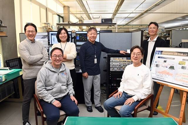 ▲ 광스위치 기반 데이터센터 자원연결 기술을 개발한 ETRI 연구진. ⓒETRI