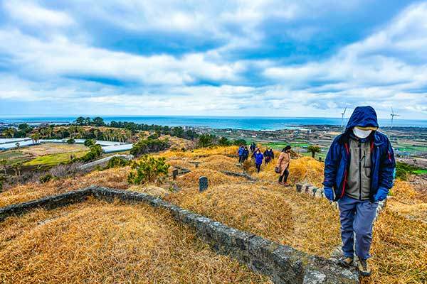 삿갓오름은 정해진 탐방로가 없다. 무덤과 무덤 사이를 살피며 걸어야 한다.