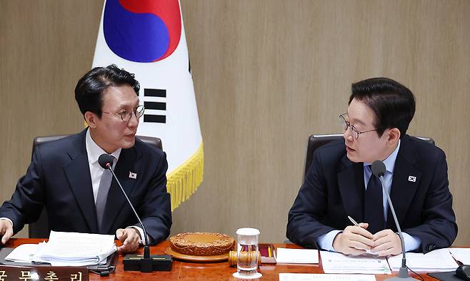 이재명 대통령과 김민석 국무총리가 11일 용산 대통령실에서 열린 국무회의에서 회의 공개 범위에 대해 조율하고 있다. 연합뉴스
