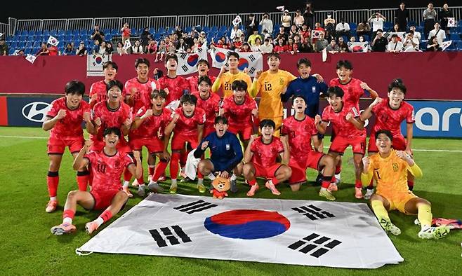 17세 이하(U-17) 축구 대표팀 선수들이 10일 카타르 도하의 어스파이어존에서 열린 2025 국제축구연맹(FIFA) U-17 월드컵 F조 조별리그 3차전 코트디부아르와의 경기를 승리한 뒤 기념촬영을 하고 있다. 대한축구협회 제공