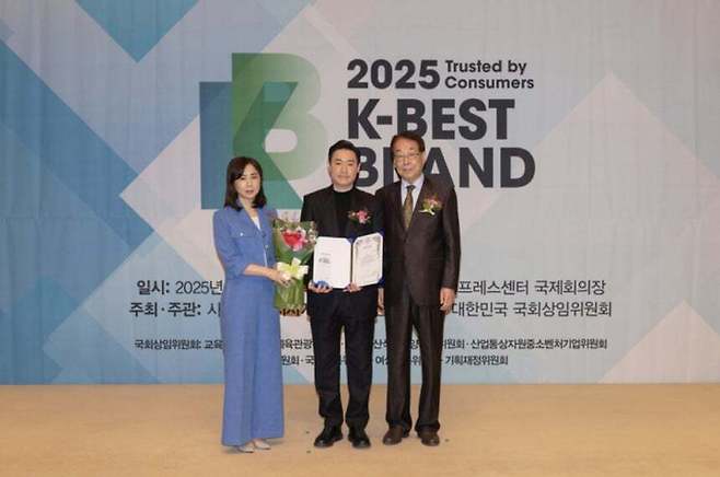 레페리가 ESG 경영 혁신과 K-뷰티 세계화를 통해 국가 경제 성장에 기여한 공로를 인정받아 '국회 기획재정위원장 표창'과 '뷰티 리테일 부문 대상'을 동시 수상했다. 레페리 제공