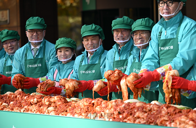 하나금융, 사랑의 김장 나누다… 출범 20주년 맞아 ‘모두하나데이’ 개최 - 하나금융지주가 지주 출범 20주년과 은행 통합 10주년을 맞아 서울 중구 명동사옥에서 ‘2025 모두하나데이’ ESG 대축제를 열고 ‘사랑의 김장 나눔’ 행사를 진행했다고 10일 밝혔다. 임직원 250여명이 1만 1111포기의 김장김치를 담가 아동복지시설 등 취약계층에 전달했다. 사진은 왼쪽부터 이호성 하나은행장, 이은형 하나금융 부회장, 함영주 하나금융 회장의 부인인 김연길 하나가족사랑봉사단장, 함 회장, 이승열 하나금융 부회장, 강성묵 하나금융 부회장, 배성우 롯데웰푸드 본부장. 이지훈 기자