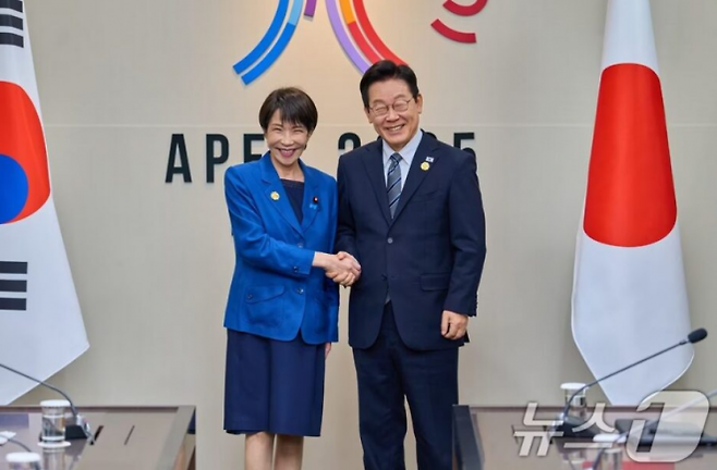 경주에서 열린 한일 정상회담에서 손을 맞잡은 이재명 대통령(오른쪽)과 다카이치 일본 총리(왼쪽). 뉴스1